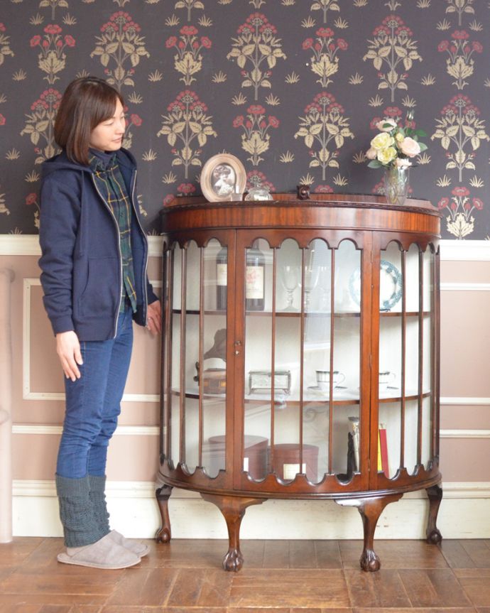 アンティークのキャビネット　アンティーク家具　格子ガラスが美しいキャビネット、マホガニー材のアンティーク家具。ショーケースのように、お気に入りの雑貨や食器を並べてみましょう。(q-864-f)