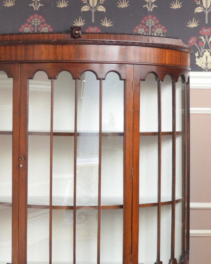 アンティークのキャビネット　アンティーク家具　格子ガラスが美しいキャビネット、マホガニー材のアンティーク家具。アンティークのガラスがキレイにはめ込んであります。(q-864-f)