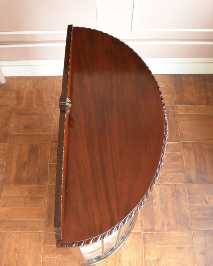 アンティークのキャビネット　アンティーク家具　格子ガラスが美しいキャビネット、マホガニー材のアンティーク家具。天板も木目がとってもキレイです。(q-864-f)