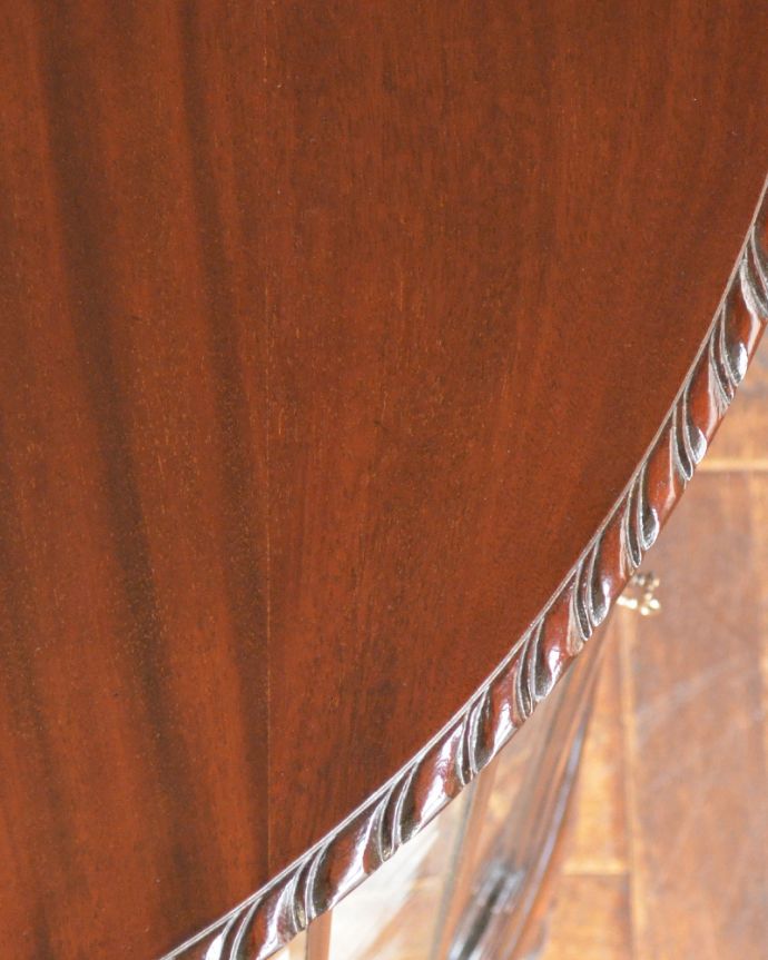 アンティークのキャビネット　アンティーク家具　格子ガラスが美しいキャビネット、マホガニー材のアンティーク家具。職人の細やかなこだわりが詰まった彫り。(q-864-f)