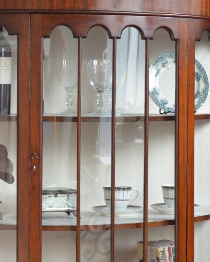 アンティークのキャビネット　アンティーク家具　格子ガラスが美しいキャビネット、マホガニー材のアンティーク家具。ガラスもアンティークならでは。(q-864-f)