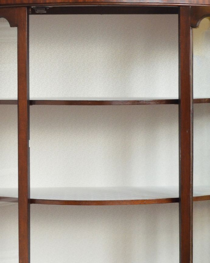 アンティークのキャビネット　アンティーク家具　格子ガラスが美しいキャビネット、マホガニー材のアンティーク家具。棚板は全て固定です。(q-864-f)