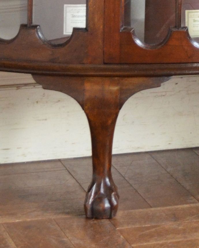 アンティークのキャビネット　アンティーク家具　格子ガラスが美しいキャビネット、マホガニー材のアンティーク家具。安定感のある脚がしっかり支えます。(q-864-f)