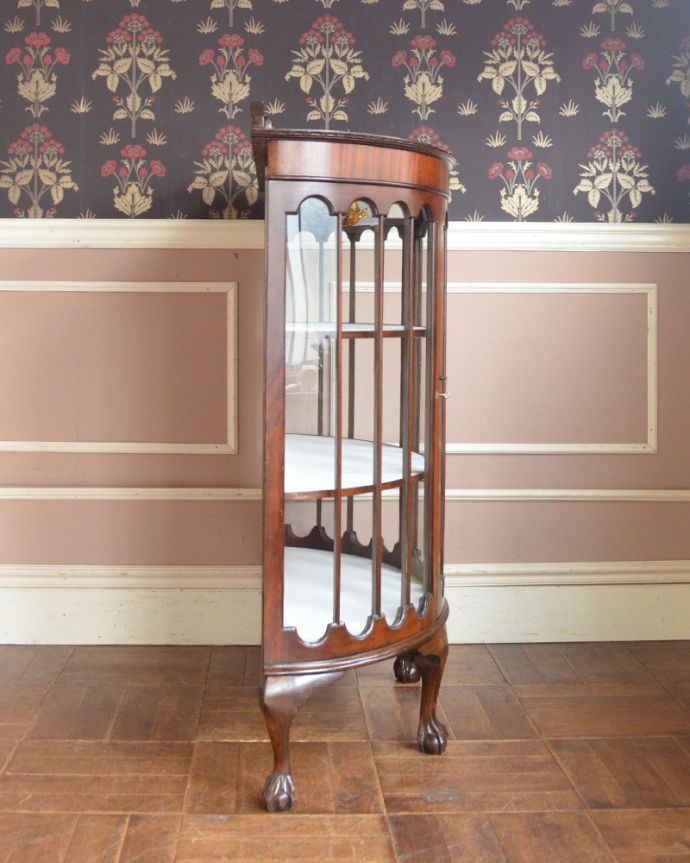 アンティークのキャビネット　アンティーク家具　格子ガラスが美しいキャビネット、マホガニー材のアンティーク家具。横から見るとスッキリしています。(q-864-f)