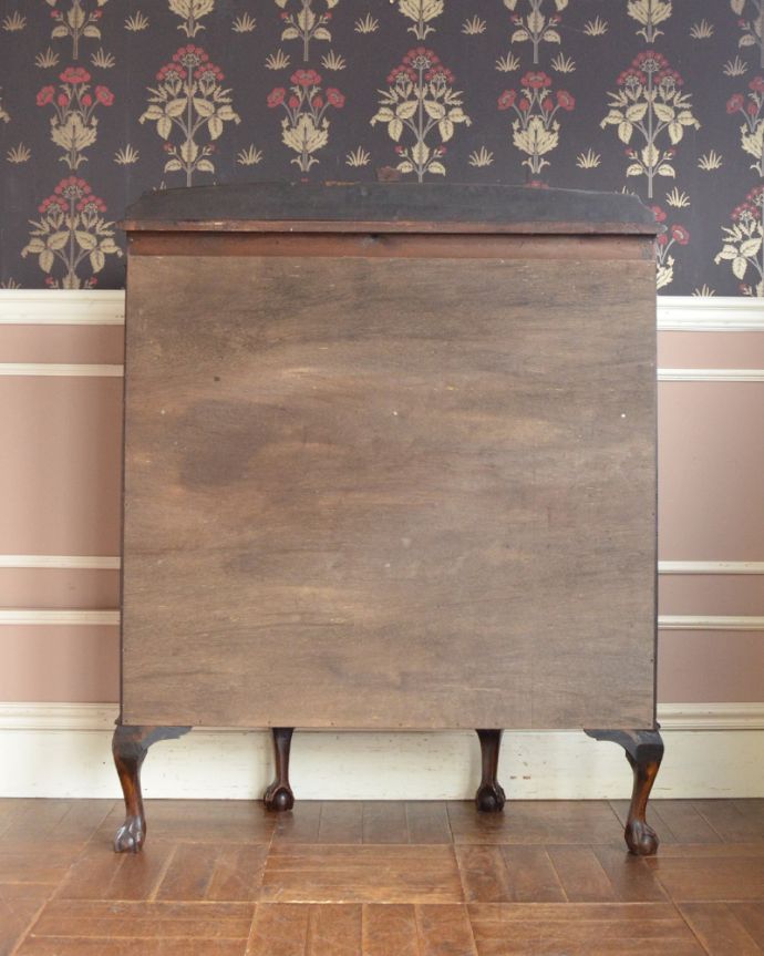 アンティークのキャビネット　アンティーク家具　格子ガラスが美しいキャビネット、マホガニー材のアンティーク家具。アンティークは新品ではないので、もちろん経年変化によるキズはありますが、専門の職人が目立たないようキレイにお直しをしているので、後姿までキレイです。(q-864-f)