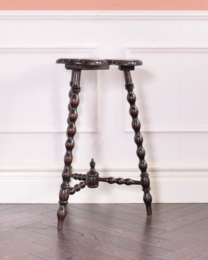 アンティークのテーブル　アンティーク家具　ボビンレッグが美しい英国アンティーク家具、クローバーモチーフのオケージョナルテーブル。こちら側も、もちろんキレイです！アンティークは新品ではないので、もちろん経年変化によるキズはありますが、専門の職人がキレイにお直しをしているので、どの角度から見てもキレイです。(z-044-f)