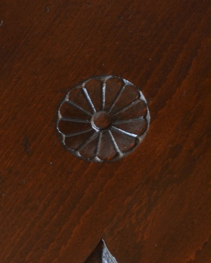 アンティークのテーブル　アンティーク家具　ボビンレッグが美しい英国アンティーク家具、クローバーモチーフのオケージョナルテーブル。うっとりする美しさアンティークだから手に入る美しい彫。(z-044-f)