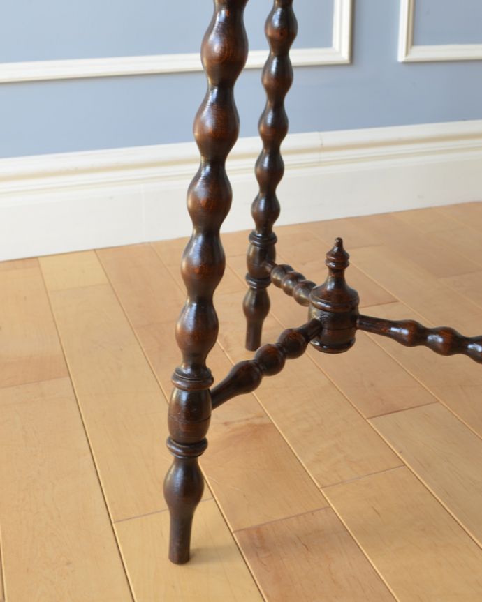 アンティークのテーブル　アンティーク家具　ボビンレッグが美しい英国アンティーク家具、クローバーモチーフのオケージョナルテーブル。持ち上げなくても大丈夫！Handleのアンティークは、脚の裏にフェルトキーパーをお付けしています。(z-044-f)