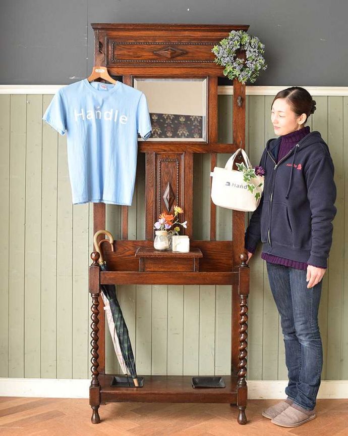 アンティークの玄関収納　アンティーク家具　傘立てとフックが一緒になった機能的な英国アンティーク家具、鏡付きのホールスタンド。英国紳士の身だしなみのための家具もともと英国紳士の正装に必須だったステッキを収納するための家具。(q-868-f-1)