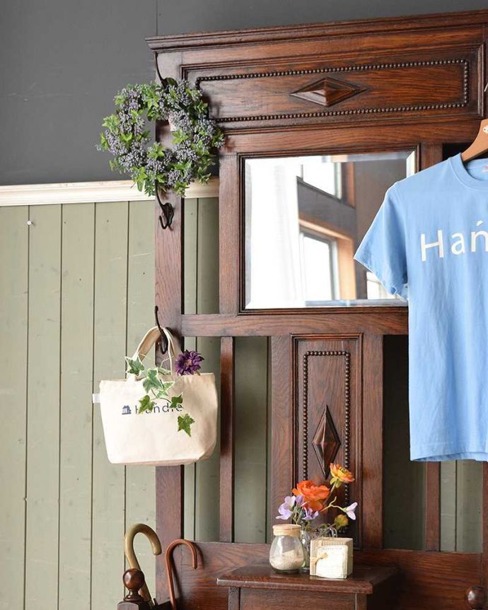 アンティークの玄関収納　アンティーク家具　傘立てとフックが一緒になった機能的な英国アンティーク家具、鏡付きのホールスタンド。玄関を華やかにしてくれる英国らしい家具お家に来た方が必ず訪れる場所が玄関。(q-868-f-1)