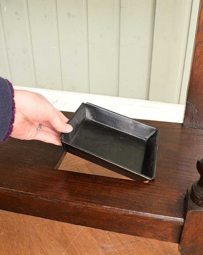 アンティークの玄関収納　アンティーク家具　傘立てとフックが一緒になった機能的な英国アンティーク家具、鏡付きのホールスタンド。濡れたままでも大丈夫雨水が受けれるように、トレイの部分もしっかりお直ししました。(q-868-f-1)