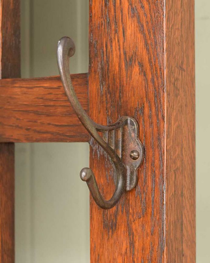 アンティークの玄関収納　アンティーク家具　傘立てとフックが一緒になった機能的な英国アンティーク家具、鏡付きのホールスタンド。いろいろ便利に使える仕掛けどんな風に、何を掛けてもOK。(q-868-f-1)