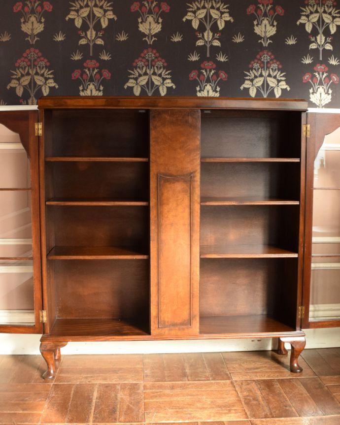 アンティークのキャビネット アンティーク家具 オシャレなガラス扉のブックケース、英国輸入のアンティーク家具。食器や写真立て、本やDVDなどなど、たくさん飾ればディスプレイの幅が広がります!ガラスが大きいので、中に飾ったものがいい感じに見えてオシャレになります。(q-872-f)