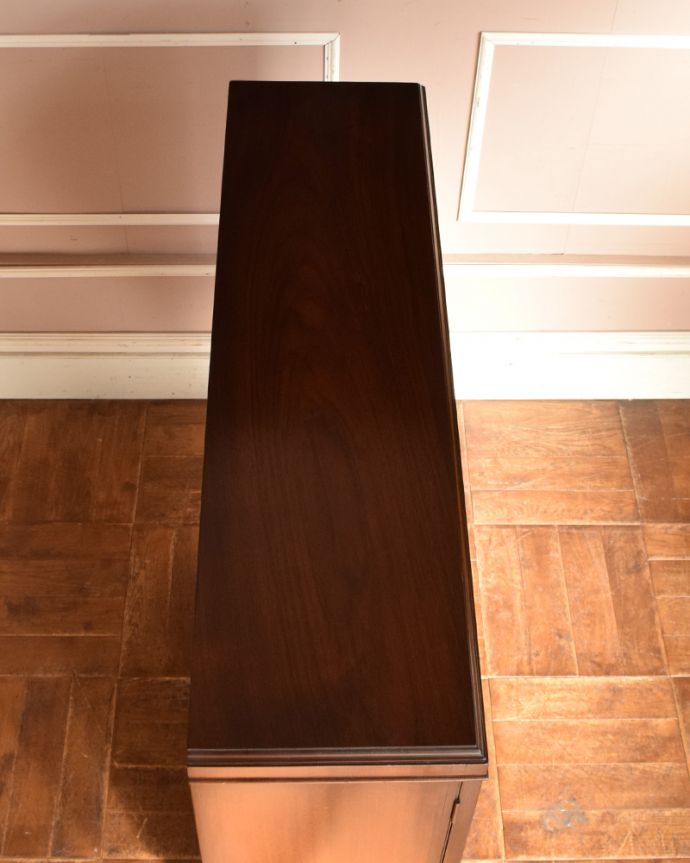 アンティークのキャビネット アンティーク家具 オシャレなガラス扉のブックケース、英国輸入のアンティーク家具。天板もピカピカにお直ししました。(q-872-f)