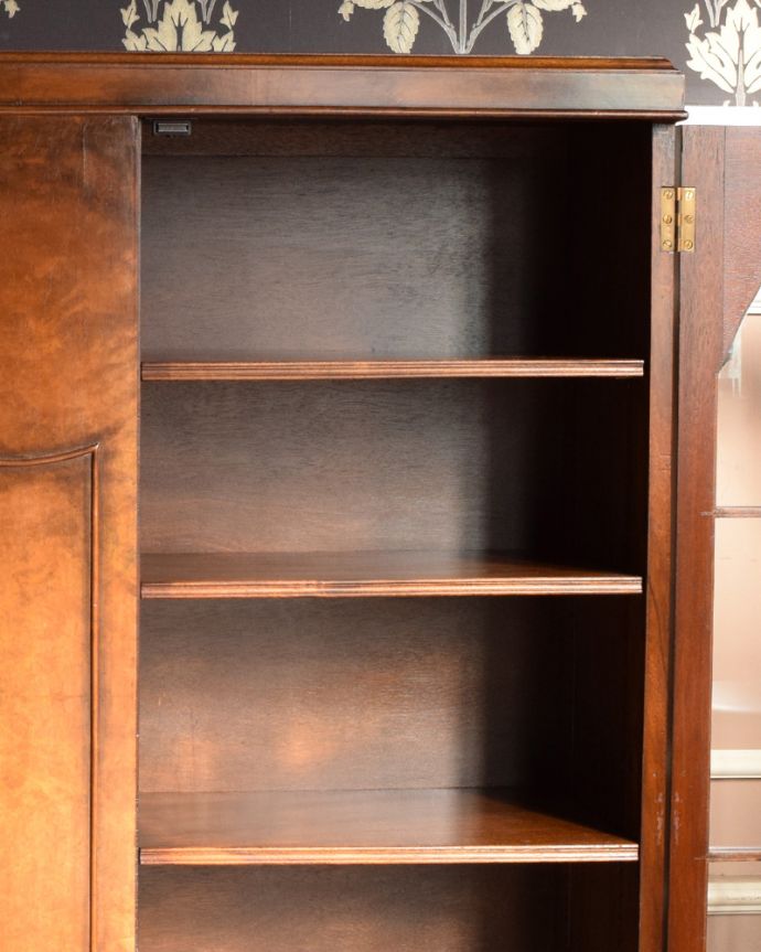 アンティークのキャビネット アンティーク家具 オシャレなガラス扉のブックケース、英国輸入のアンティーク家具。内側も茶色なので落ち着きがあってかっこいいです。(q-872-f)