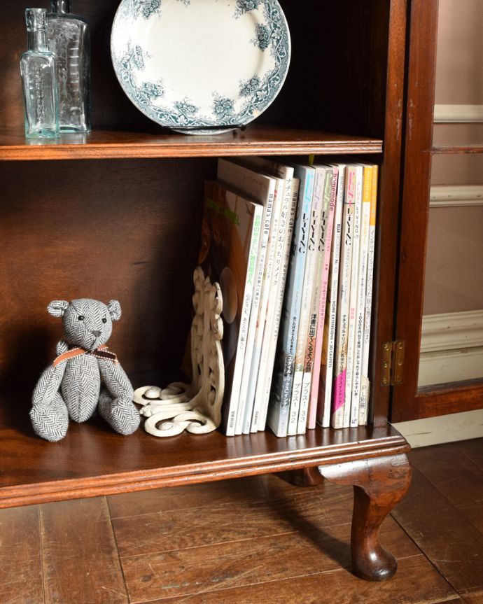 アンティークのキャビネット　アンティーク家具　オシャレなガラス扉のブックケース、英国輸入のアンティーク家具。。(q-872-f)