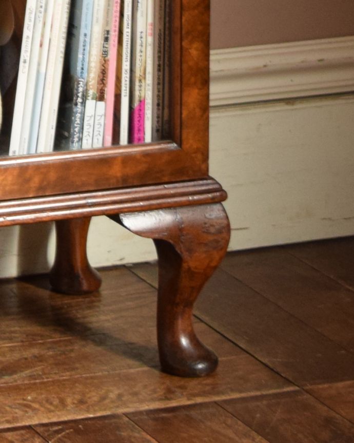 アンティークのキャビネット アンティーク家具 オシャレなガラス扉のブックケース、英国輸入のアンティーク家具。安定感のある脚がしっかり支えます。(q-872-f)