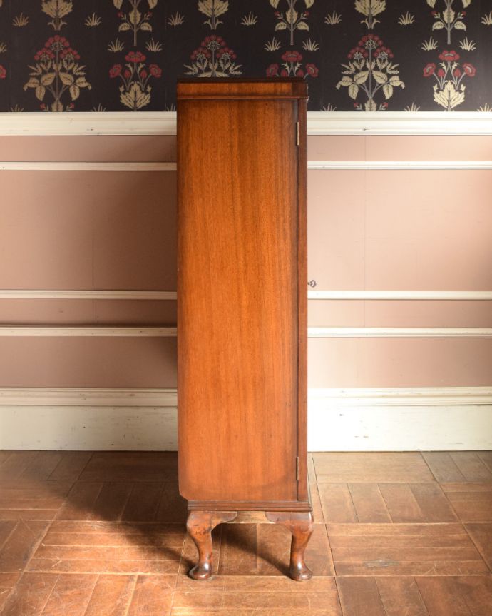 アンティークのキャビネット アンティーク家具 オシャレなガラス扉のブックケース、英国輸入のアンティーク家具。横から見てもピカピカです。(q-872-f)