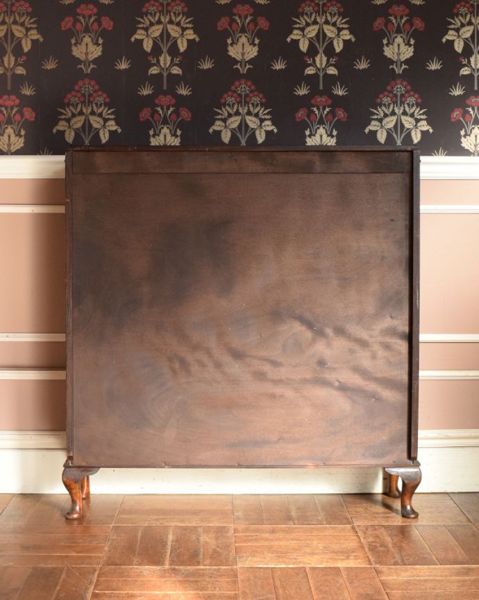 アンティークのキャビネット アンティーク家具 オシャレなガラス扉のブックケース、英国輸入のアンティーク家具。アンティークは新品ではないので、もちろん経年変化によるキズはありますが、専門の職人が目立たないようキレイにお直しをしているので、後姿までキレイです。(q-872-f)