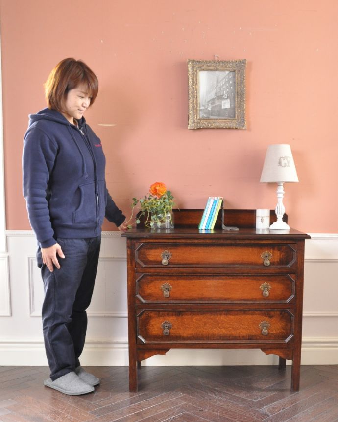 アンティークのチェスト　アンティーク家具　アンティーク家具、伝統的アンティークの風格たっぷりな英国３段チェスト。英国アンティークらしい落ち着いた雰囲気が自慢落ち着いた色合いが英国アンティークらしい雰囲気のチェスト。(q-873-f)