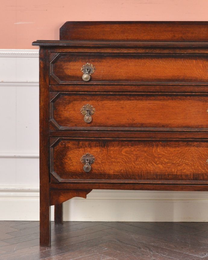 アンティークのチェスト　アンティーク家具　アンティーク家具、伝統的アンティークの風格たっぷりな英国３段チェスト。見た目はもちろん、実用的に使って楽しみましょうアンティークのチェストは見た目の美しさはもちろん、実用的にたっぷり収納が出来る実力派。(q-873-f)