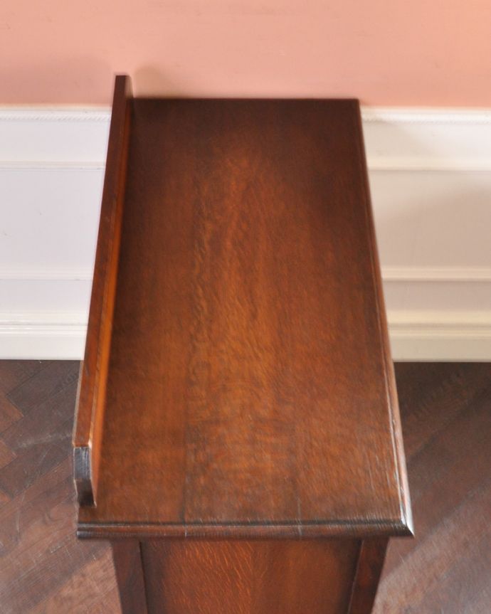 アンティークのチェスト　アンティーク家具　アンティーク家具、伝統的アンティークの風格たっぷりな英国３段チェスト。何を置こうかな･･･？上から見ると、天板はこんな感じです。(q-873-f)