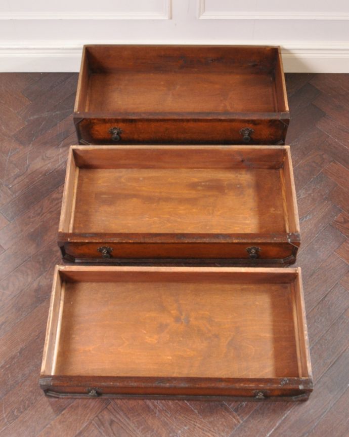 アンティークのチェスト　アンティーク家具　アンティーク家具、伝統的アンティークの風格たっぷりな英国３段チェスト。何を入れても大丈夫。(q-873-f)