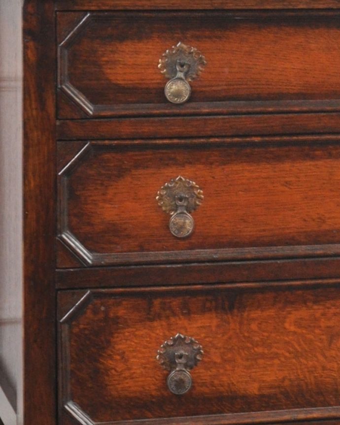 アンティークのチェスト　アンティーク家具　アンティーク家具、伝統的アンティークの風格たっぷりな英国３段チェスト。開ける度にワクワク高級感漂うアンティークらしいデザインの取っ手。(q-873-f)