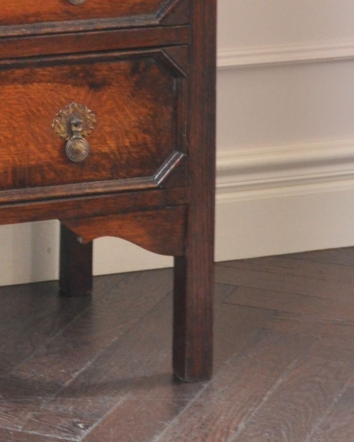 アンティークのチェスト　アンティーク家具　アンティーク家具、伝統的アンティークの風格たっぷりな英国３段チェスト。女性1人でラクラク運べちゃう仕掛けHandleのアンティークは、脚の裏にフェルトキーパーをお付けしています。(q-873-f)