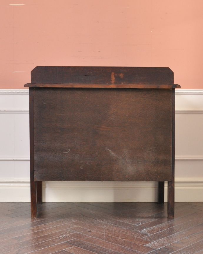 アンティークのチェスト　アンティーク家具　アンティーク家具、伝統的アンティークの風格たっぷりな英国３段チェスト。後ろ姿にも自信アリ！アンティークは新品ではないので、経年変化によるキズはありますが、専門の職人がキレイに修復したので後ろ姿にも自信があります。(q-873-f)