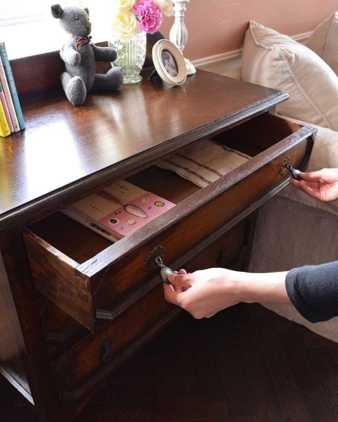 アンティークのチェスト　アンティーク家具　アンティーク家具、伝統的アンティークの風格たっぷりな英国３段チェスト。何を入れようかな…たっぷり収納できるので、いろんなものを入れて実用的に使えます。(q-873-f)