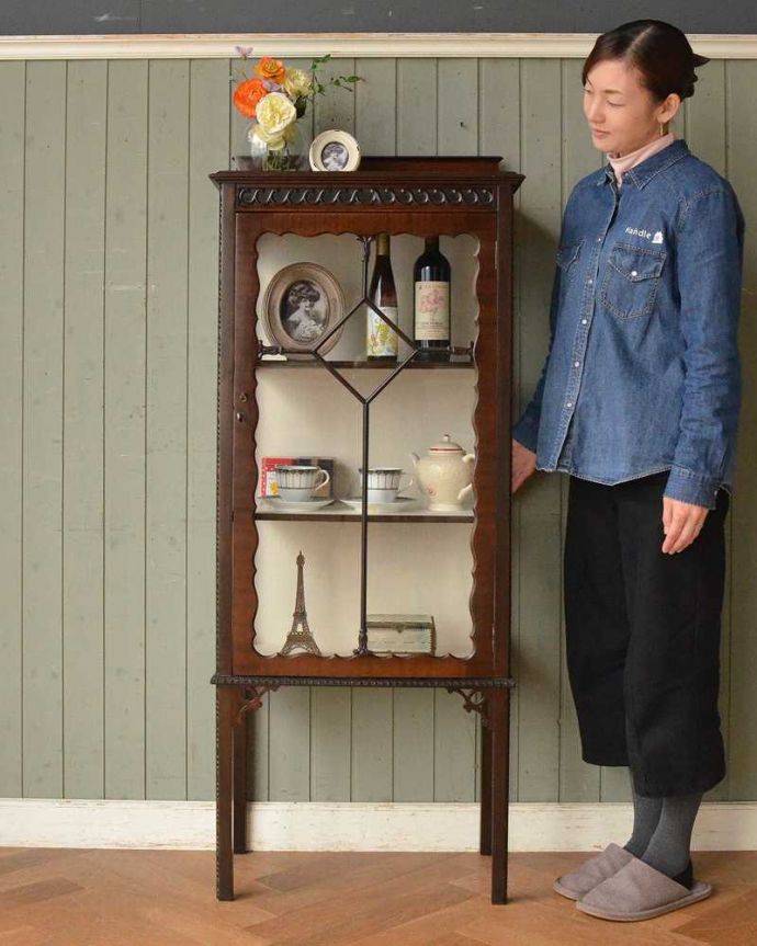 アンティークのキャビネット アンティーク家具 ガラス扉のディスプレイキャビネット、イギリス入荷のアンティーク家具。アンティーク家具と言えば、やっぱりガラスのキャビネットいろんな場所で使えるガラスのキャビネットはアンティーク家具の中でもイチオシの家具です。(q-875-f-1)