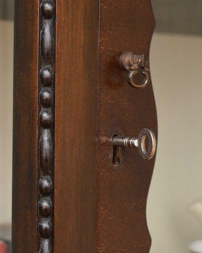 アンティークのキャビネット アンティーク家具 ガラス扉のディスプレイキャビネット、イギリス入荷のアンティーク家具。開ける度にワクワク取っ手もアンティークらしいデザイン。(q-875-f-1)