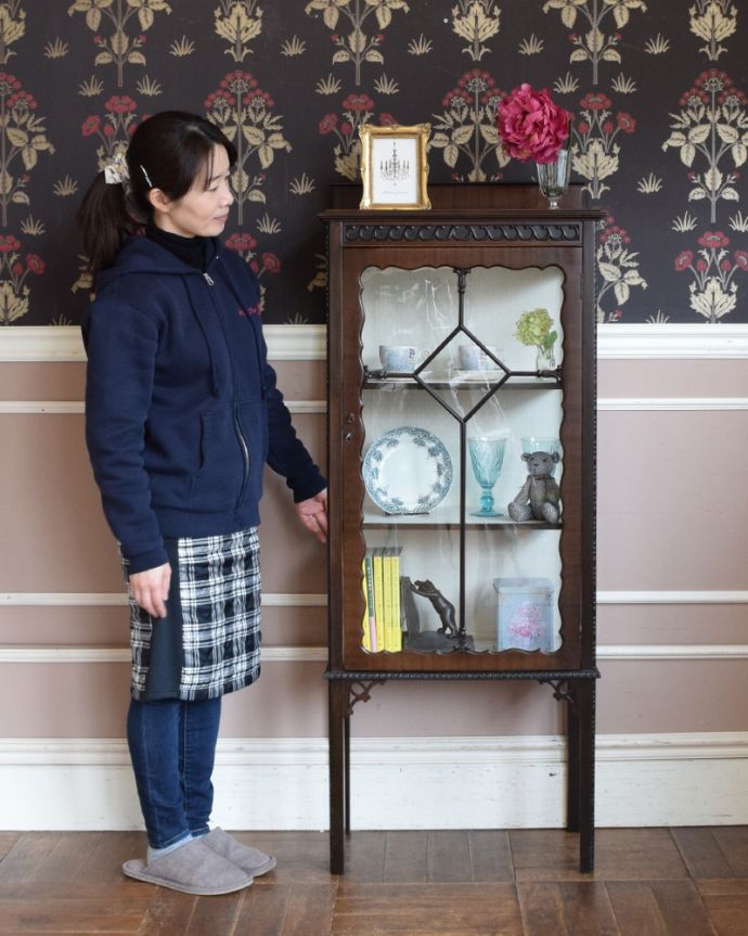 アンティークのキャビネット アンティーク家具 ガラス扉のディスプレイキャビネット、イギリス入荷のアンティーク家具。アンティーク家具と言えば、やっぱりガラスのキャビネットいろんな場所で使えるガラスのキャビネットはアンティーク家具の中でもイチオシの家具です。(q-875-f)