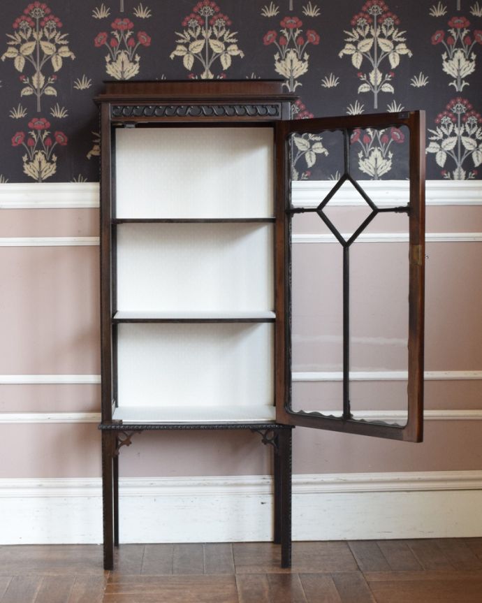 アンティークのキャビネット アンティーク家具 ガラス扉のディスプレイキャビネット、イギリス入荷のアンティーク家具。扉を開けてみると・・・棚板と背板に貼ってあるクロスは修復の時、新しいものに張り替えたので中のクロスは新しいものに張替えてあるのでキレイです。(q-875-f-1)