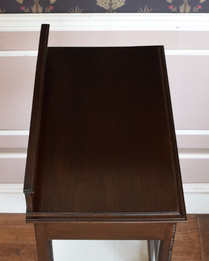 アンティークのキャビネット アンティーク家具 ガラス扉のディスプレイキャビネット、イギリス入荷のアンティーク家具。塗装もキレイに仕上げました上から見るとこんな感じです。(q-875-f-1)