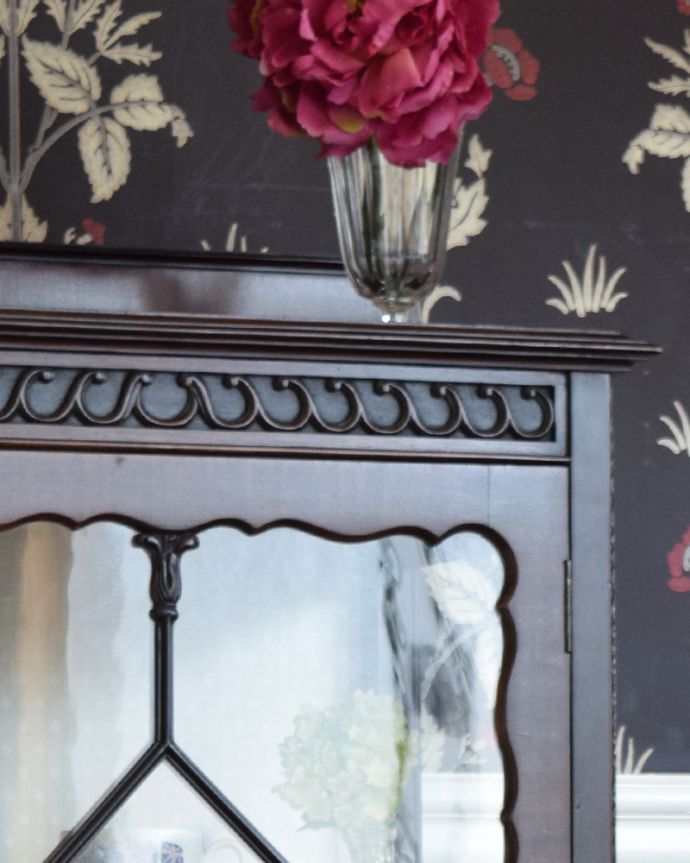 アンティークのキャビネット アンティーク家具 ガラス扉のディスプレイキャビネット、イギリス入荷のアンティーク家具。美しすぎる彫り機械のない時代に造られた職人技が際立つ彫り。(q-875-f-1)