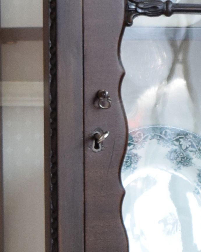 アンティークのキャビネット アンティーク家具 ガラス扉のディスプレイキャビネット、イギリス入荷のアンティーク家具。開ける度にワクワク取っ手もアンティークらしいデザイン。(q-875-f)