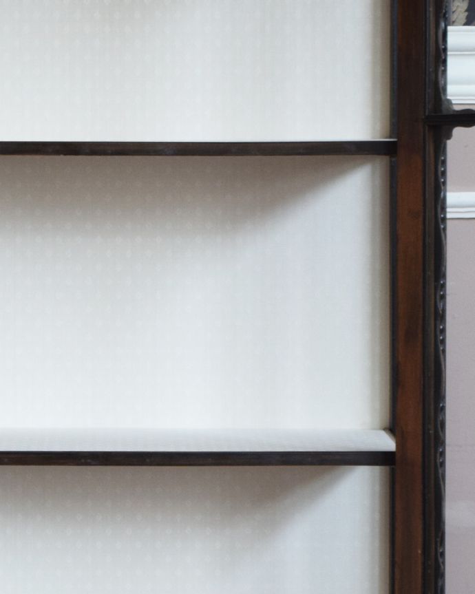 アンティークのキャビネット アンティーク家具 ガラス扉のディスプレイキャビネット、イギリス入荷のアンティーク家具。生地選びにもこだわりましたこのキャビネットに似合うように貼り地をセレクトしました。(q-875-f)