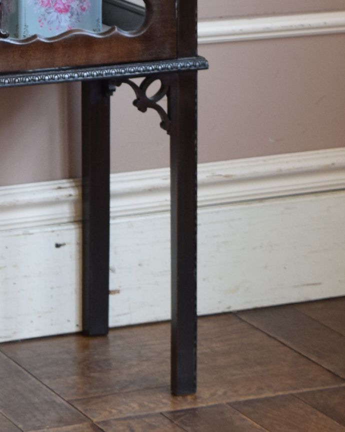 アンティークのキャビネット アンティーク家具 ガラス扉のディスプレイキャビネット、イギリス入荷のアンティーク家具。女性1人でラクラク運べちゃうんですHandleのアンティークは、脚の裏にフェルトキーパーをお付けしています。(q-875-f-1)