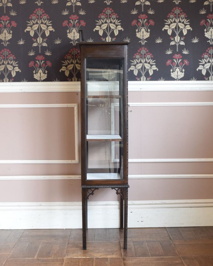 アンティークのキャビネット アンティーク家具 ガラス扉のディスプレイキャビネット、イギリス入荷のアンティーク家具。横から見ても素敵なんですガラスキャビネットはどこから見ても美しい!いろんな角度から中を見て楽んで下さい。(q-875-f-1)
