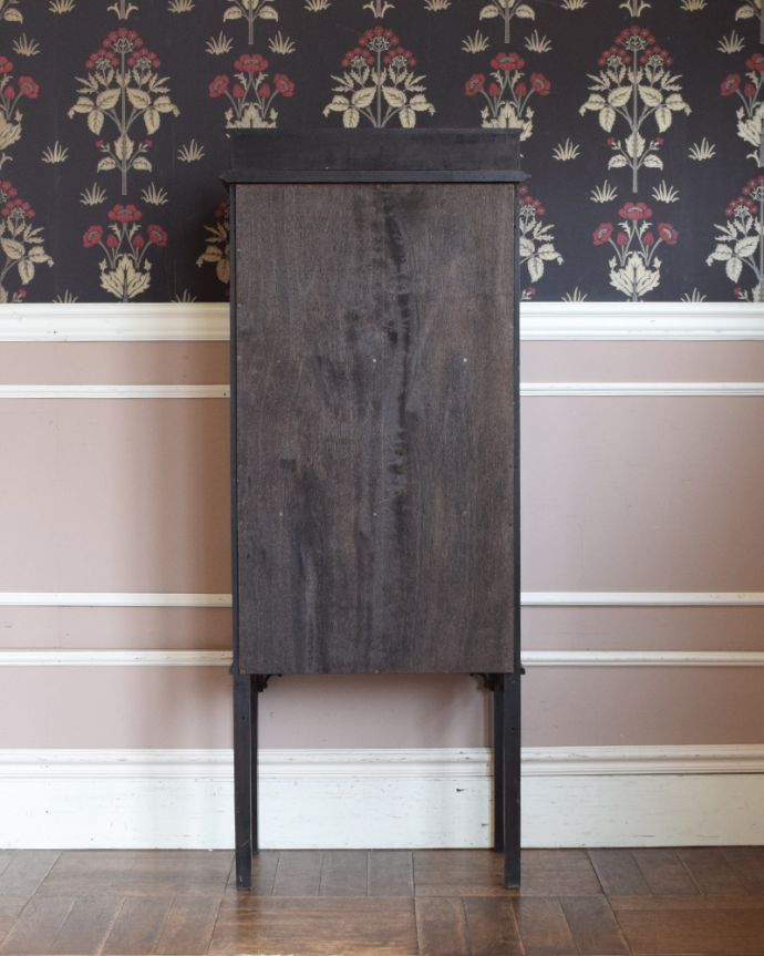 アンティークのキャビネット アンティーク家具 ガラス扉のディスプレイキャビネット、イギリス入荷のアンティーク家具。キレイに修復しました!アンティークは新品ではないので、経年変化によるキズはありますが、専門の職人がキレイにお直しをしているので、後姿までキレイです。(q-875-f-1)