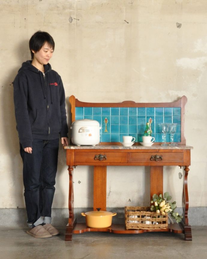 サイドボード　アンティーク家具　アンティークタイルが美しいウォッシュスタンド、アンティーク英国家具。ポットや電話機などの家電を置いても自然になじみます。(q-878-f)