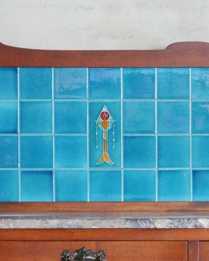 サイドボード　アンティーク家具　アンティークタイルが美しいウォッシュスタンド、アンティーク英国家具。アンティークタイルも当時のもの。(q-878-f)