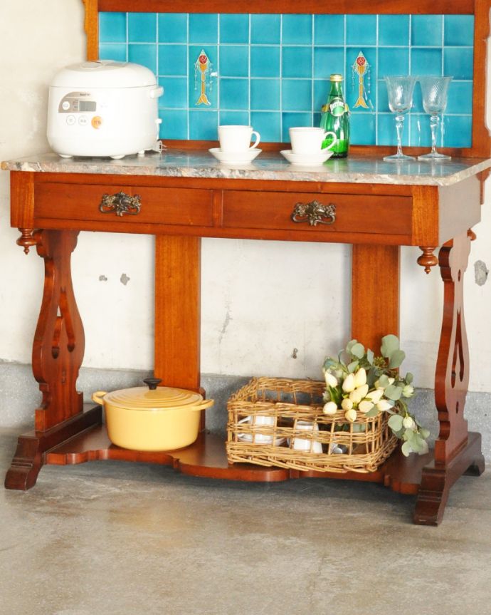 サイドボード　アンティーク家具　アンティークタイルが美しいウォッシュスタンド、アンティーク英国家具。足元にも物が置けるちょっとした棚があります。(q-878-f)