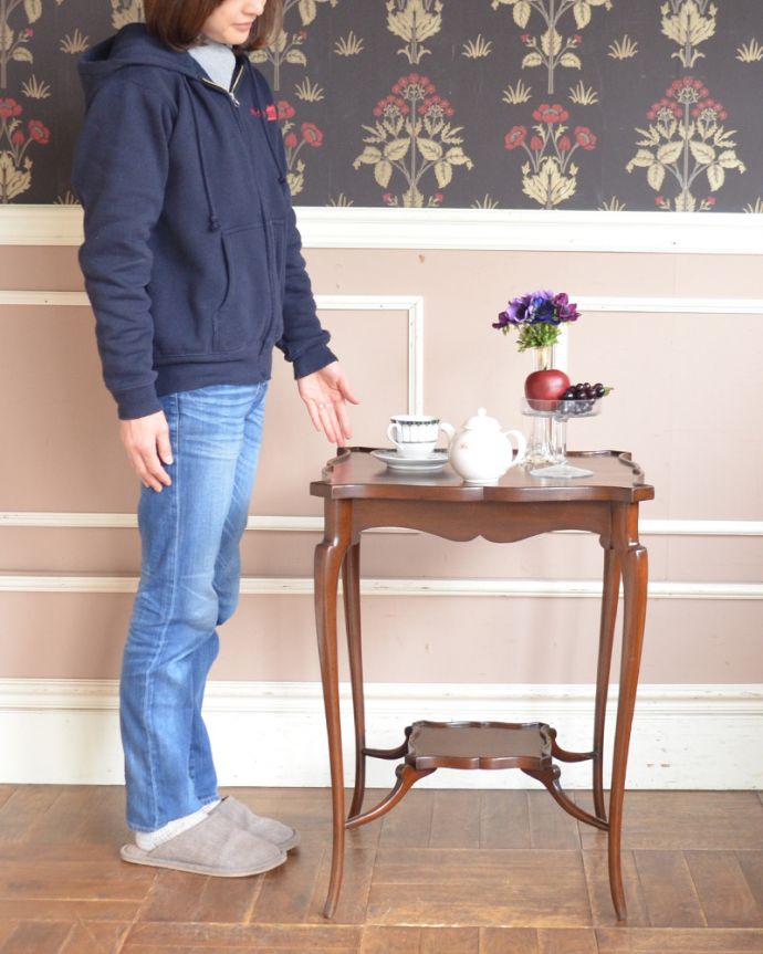 アンティークのテーブル　アンティーク家具　可憐なスタイルのアンティーク　オケージョナルテーブル（マホガニー材）。どんな場所でも便利に使える小さなテーブルそもそも「オケージョナル」とは「便利に使える」と言う意味。(q-884-f)