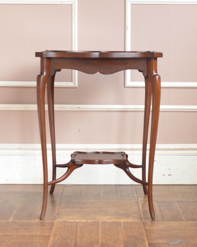 アンティークのテーブル　アンティーク家具　可憐なスタイルのアンティーク　オケージョナルテーブル（マホガニー材）。横から見ると･･･横から見るとこんな感じです。(q-884-f)