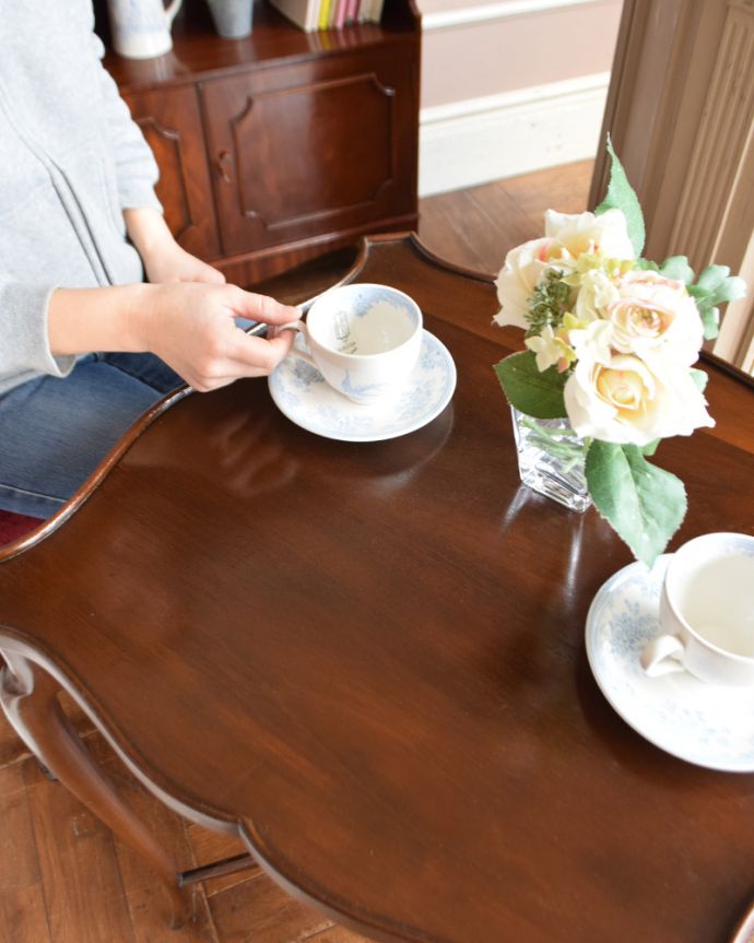 アンティークのテーブル　アンティーク家具　可憐なスタイルのアンティーク　オケージョナルテーブル（マホガニー材）。小さなテーブルとして便利に使えるので、使いたい場所にちょっと持って行って気軽に使ってみましょう下の棚には雑誌や本を置いても便利です。(q-884-f)