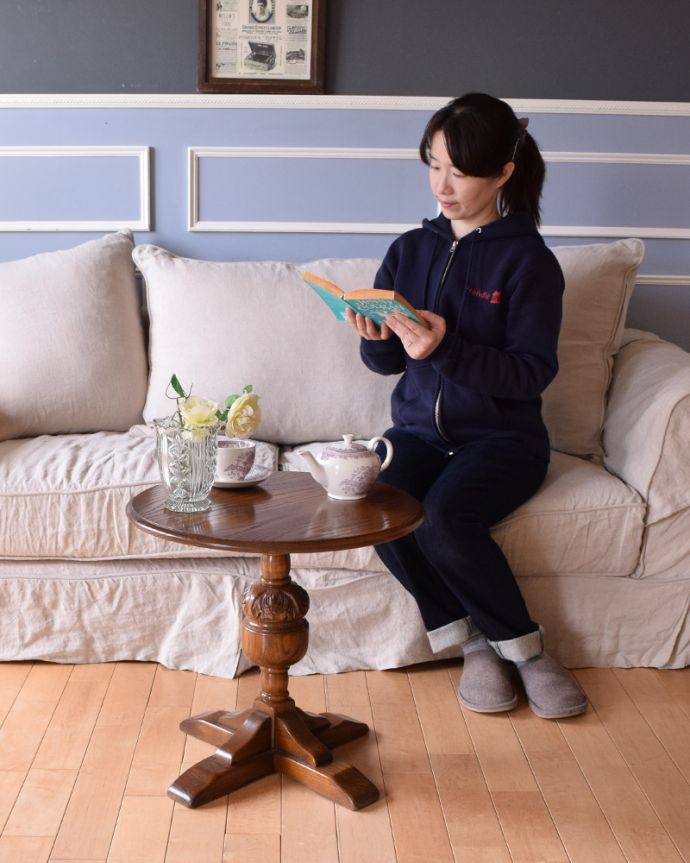 アンティークのテーブル　アンティーク家具　丸い天板のコーヒーテーブル、オシャレな脚のアンティーク英国家具。伸持ち運びも簡単なサイズなので、お茶とお菓子を並べて、どこでもリラックスした時間を楽しめます。(q-886-f)