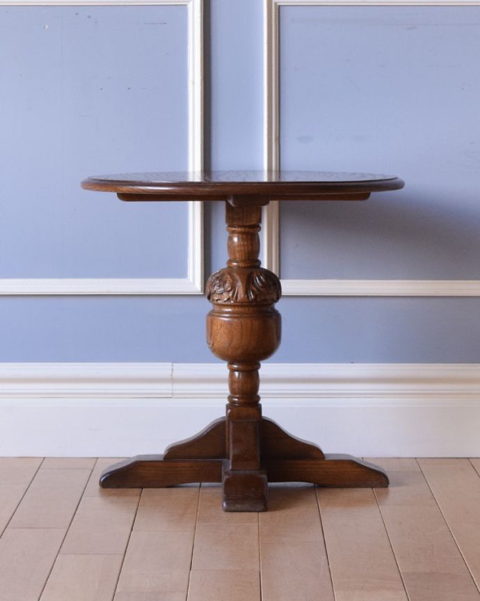 アンティークのテーブル　アンティーク家具　丸い天板のコーヒーテーブル、オシャレな脚のアンティーク英国家具。サイドテーブルにも最適！使いたいときに使いたいところに持ってこられる気軽さが魅力です。(q-886-f)